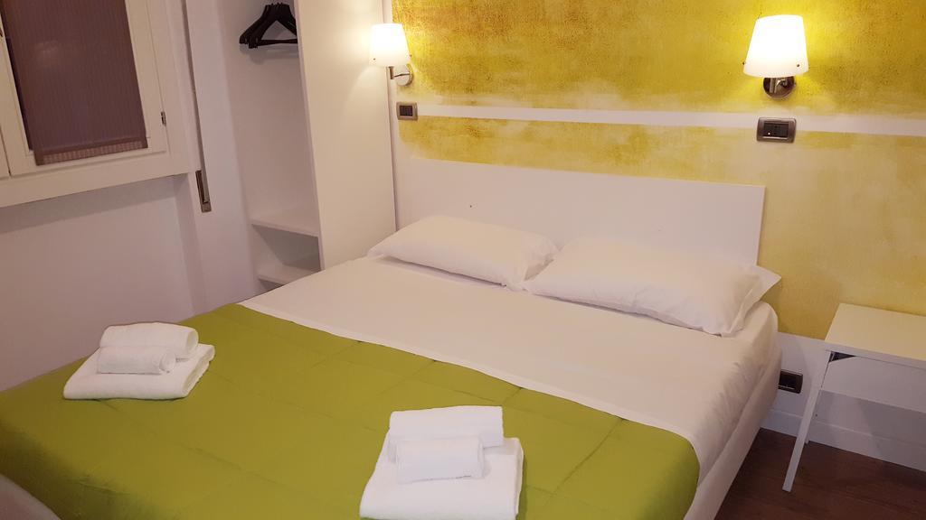 Lake Garda Hostel Salò Esterno foto