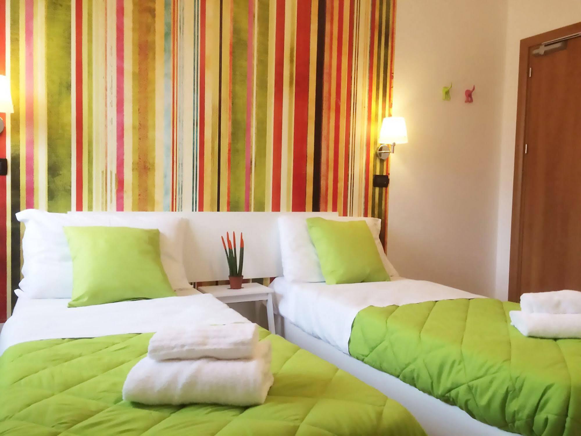 Lake Garda Hostel Salò Esterno foto
