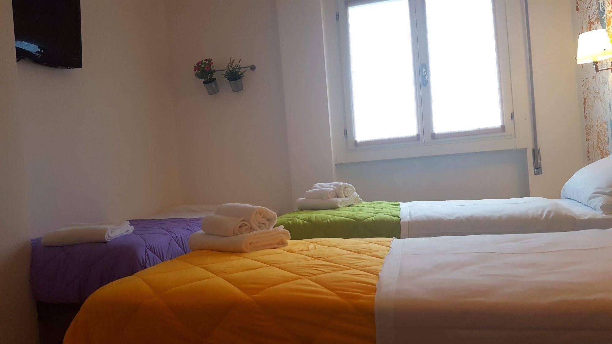Lake Garda Hostel Salò Esterno foto